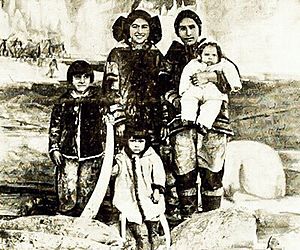 Archivo:Inuit actress Columbia Eneutseak with family, 1911