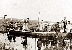 Archivo:Inuit at Moravian Mission Station at Kuskokwim-River 1900