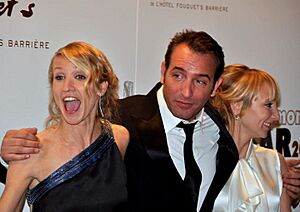 Archivo:Jean Dujardin et les soeurs Lamy