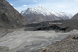 Archivo:Khurdopin glacier & Shimshal River