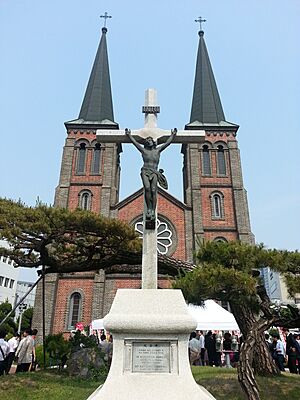 Archivo:Kyesan Cathedral Front