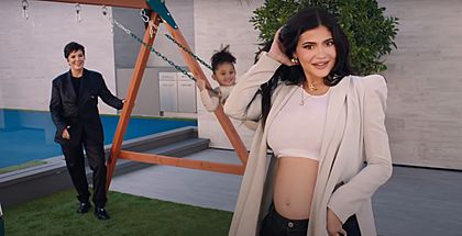 Archivo:Kylie Jenner, Kris Jenner and Stormi in 2021
