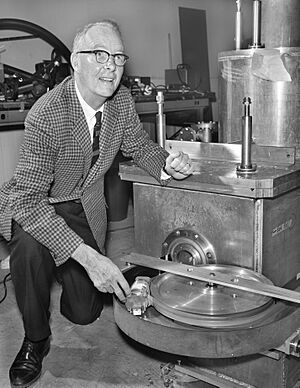 Archivo:Luis Alvarez with a magnetic monopole detector