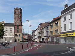 Archivo:Menen, stadhuis met de Belforttoren in straatzicht oeg55745 foto7 2015-08-09 11.07