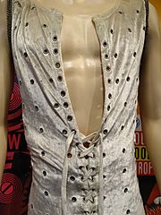 Archivo:Mick Jagger 1972 Tour Jumpsuit - Rock & Roll Hall of Fame and Museum, Cleveland (by Adam Jones)