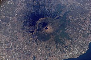 Archivo:Monte Vesubio (desde satélite)