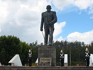 Archivo:Monumento Gral Eloy Alfaro - Escuela