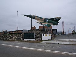 Archivo:Monumento en homenaje a un avión militar de la Guerra de las Malvinas.