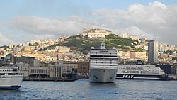 Archivo:Napoli-Fährhafen, Kreuzfahrtschiff