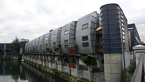 Archivo:Nicholas Grimshaw flats Camden Town back of Sainsburys