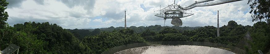 Archivo:Panorama arecibo telescope from observation deck