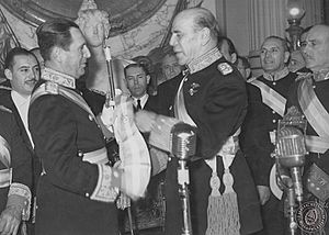 Archivo:Perón recibe los atributos de mando