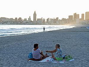Archivo:Playa Poniente, Benidorm, Spain