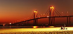 Archivo:Puente General Belgrano desde Playa Arazaty - Corrientes Capital