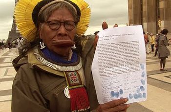 Archivo:RAONI et sa pétition internationale contre le barrage de Belo Monte