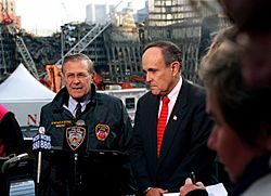 Archivo:Rumsfeld and Giuliani at Ground Zero
