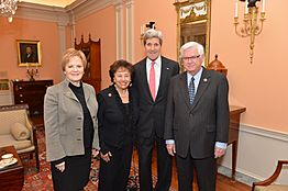 Archivo:Secretary Kerry Meets With House Appropriations Chairman Hal Rogers, Representative Nita Lowey, and Representative Kay Granger (16315836669)