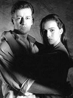 Archivo:Stephen Brennan and Ariadna Gil at El complot dels anells (1988)