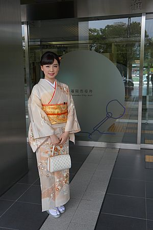 Archivo:Stylish person at Fukuoka City Hall