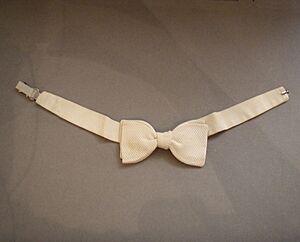 Archivo:White pique bow tie for evening dress, Athens, 1950s