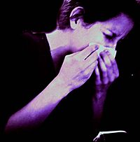 Archivo:Woman sneezing