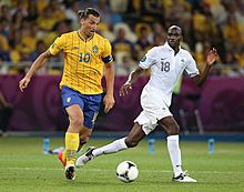 Archivo:Zlatan Ibrahimović and Alou Diarra Sweden-France Euro 2012