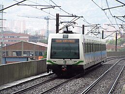 Archivo:2018 Medellín Tren del metro con dirección San Antonio