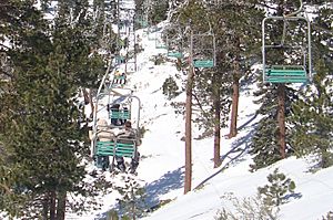 Archivo:A view from a chairlift, Mount Baldy, CA, ski area; cropped