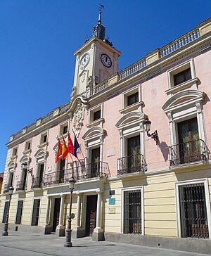 Archivo:Alcalá de Henares - Ayuntamiento 01
