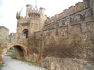 Archivo:Amanecer castillo de Ponferrada