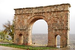 Archivo:Ancient Roman triumphal arch of Medinaceli-Spain