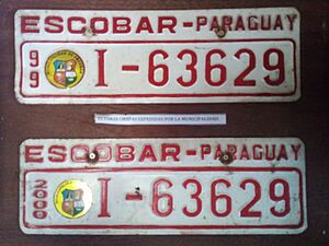 Archivo:Antiguas placas de vehículos registrados en la ciudad (Museo de la estación Escobar)