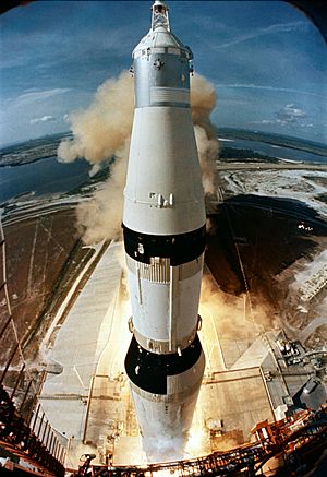 Archivo:Apollo11-Launch-Tower-Camera