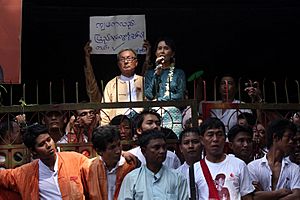 Archivo:Aung San Suu Kyi speaking to supporters at National League for Democracy (NLD) headquarter