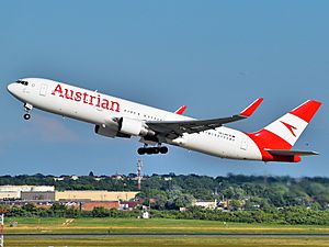 Archivo:Austrian Airlines Boeing 767-3Z9(ER) OE-LAW (China) departing JFK Airport