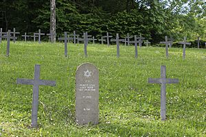 Archivo:Azannes WWI German Cemetery 2