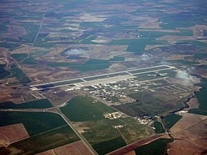Archivo:Base Aérea de Morón (OZP, LEMO) 20090216 1341 (2) Morón