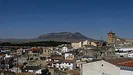Vista de Benamaurel, con el cerro Jabalcón al fondo