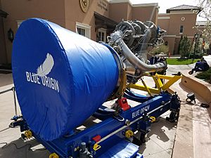 Archivo:Blue Origin BE-4 rocket engine, sn 103, April 2018 -- LCH4 inlet side view