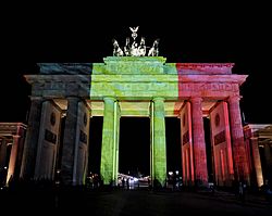 Archivo:Brandenburg Gate lit up in Belgian flag colors to show solidarity
