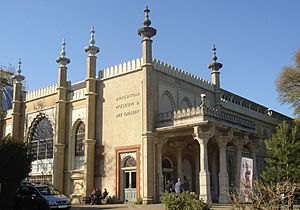 Archivo:Brighton Museum and Art Gallery (IoE Code 480508)