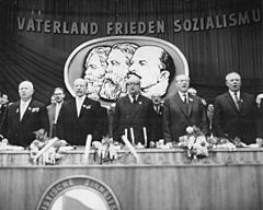 Archivo:Bundesarchiv Bild 183-B0121-0010-050, Berlin, VI. SED-Parteitag, 6.Tag