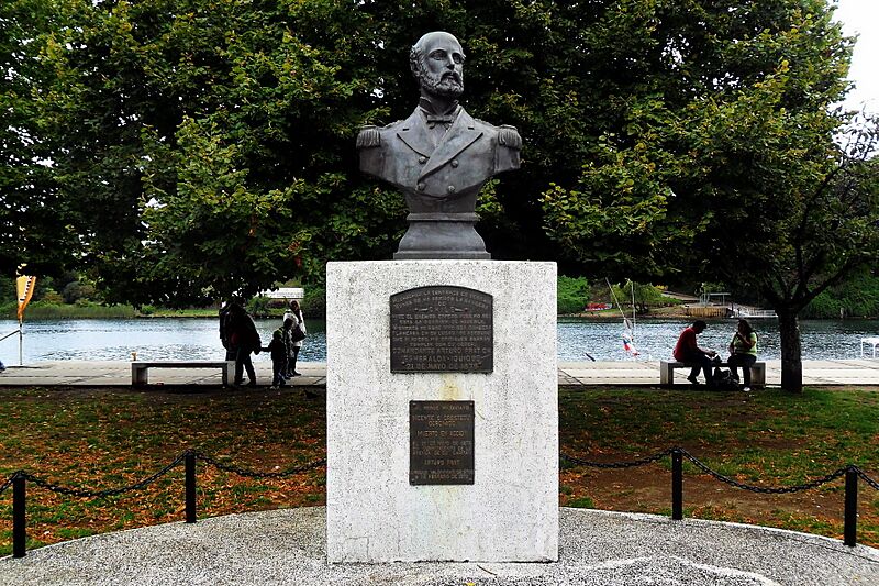 Busto de Arturo Pratt Chacón