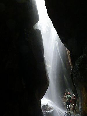 Archivo:Canyoning en Caverna de las Cascadas, Logroño