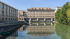 Archivo:Chocolaterie Menier moulin Saulnier reflet Marne