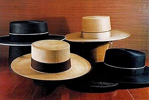 Archivo:Conjunto sombreros