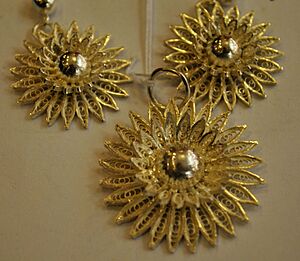 Archivo:Cuttack Tarkasi (silver filigree) pendant & ear rings