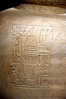 Archivo:Detail of a large calcite-alabaster jar with the names of pharaoh Pepi I and his Pyramid complex. From Egypt. Neues Museum, Berlin