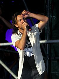 Archivo:Eddie Vedder and Pearl Jam in concert in Italy 2006