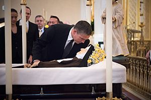 Archivo:El actor Jim Caviezel presenta sus respetos a los restos mortales de Madre Angelica antes de su funeral, el 1 de abril, en el Santuario del Santísimo Sacramento en Hanceville